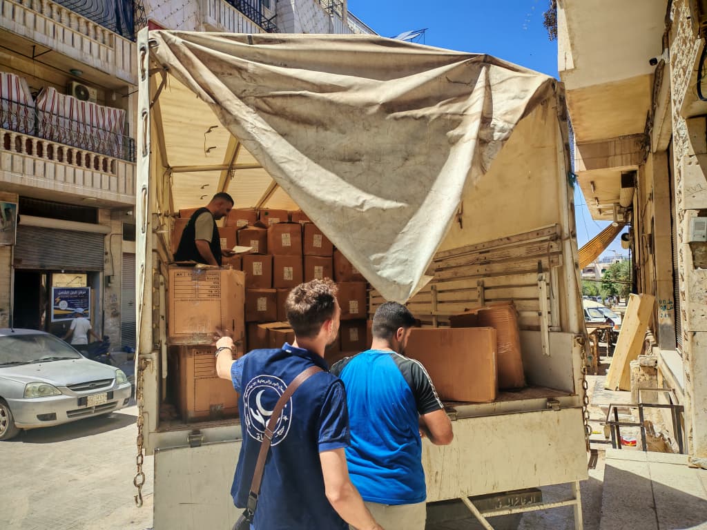 تسيير قافلة إغاثية وطبية عاجلة إلى دير الزور لتقديم الدعم الإنساني والرعاية الصحية لأهلنا هناك.